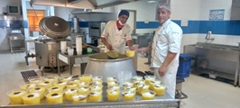 پخت و توزیع یکصد کیلو گرم شله زرد نذری در بیمارستان استهبان
