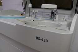 تجهیز آزمایشگاه بیمارستان استهبان به دستگاه اتوآنالایزر بیوشیمی