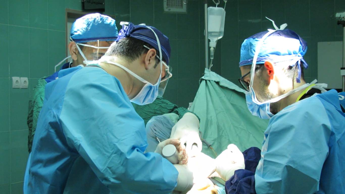 دکتر بابک هاشمی پور جراحی تعویض مفصل زانو برای اولین بار در ابیمارستان استهبان