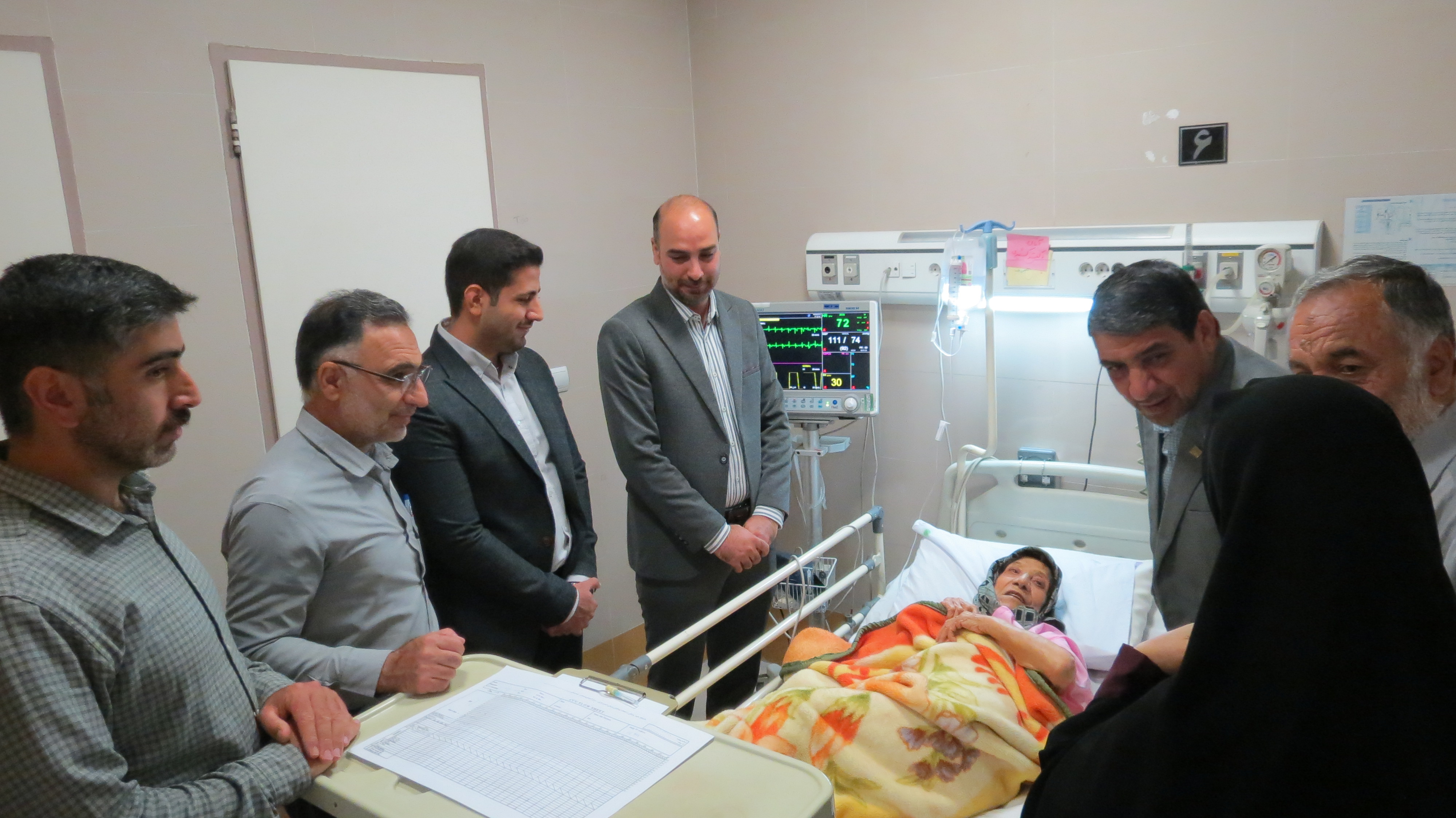پیگیری روند درمانی مادر شهید ابوالفضل سپهدار در بخش مراقبت های ویژه بیمارستان